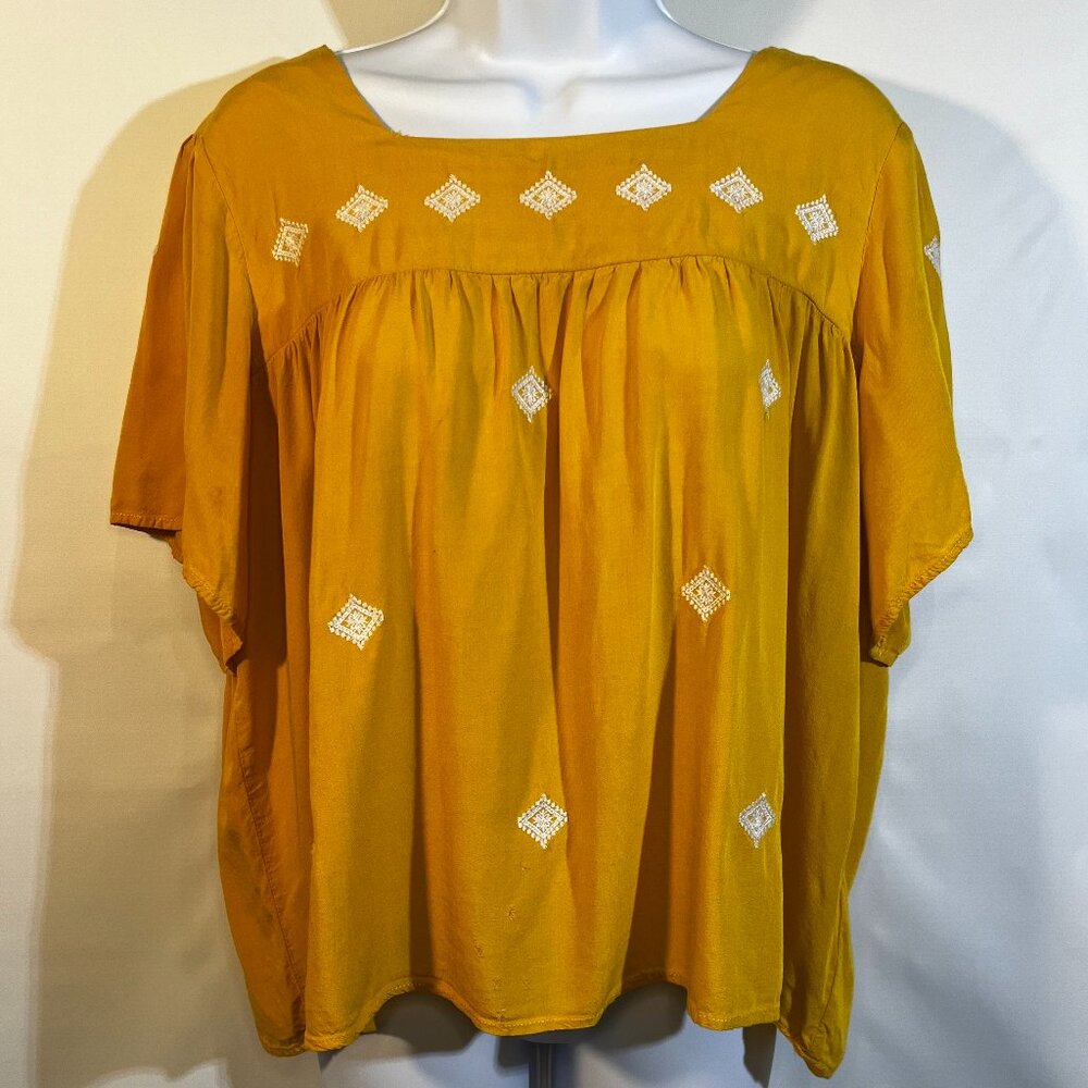 mod boutique Gold Peasant Boho blouse. Size Large